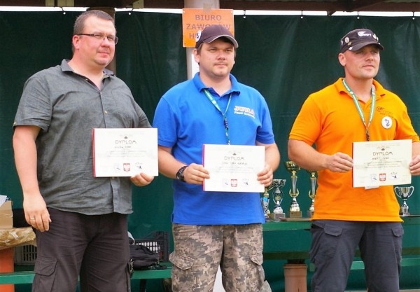 Klasyfikacja drużyn w&nbsp;sobotę - od lewej: Tomasz Cielepak (kapitan WIKING), Paweł Grabowski (kapitan JURA Team Kolba.pl) i&nbsp;Tomasz Wróblewski (kapitan WKFT Team)